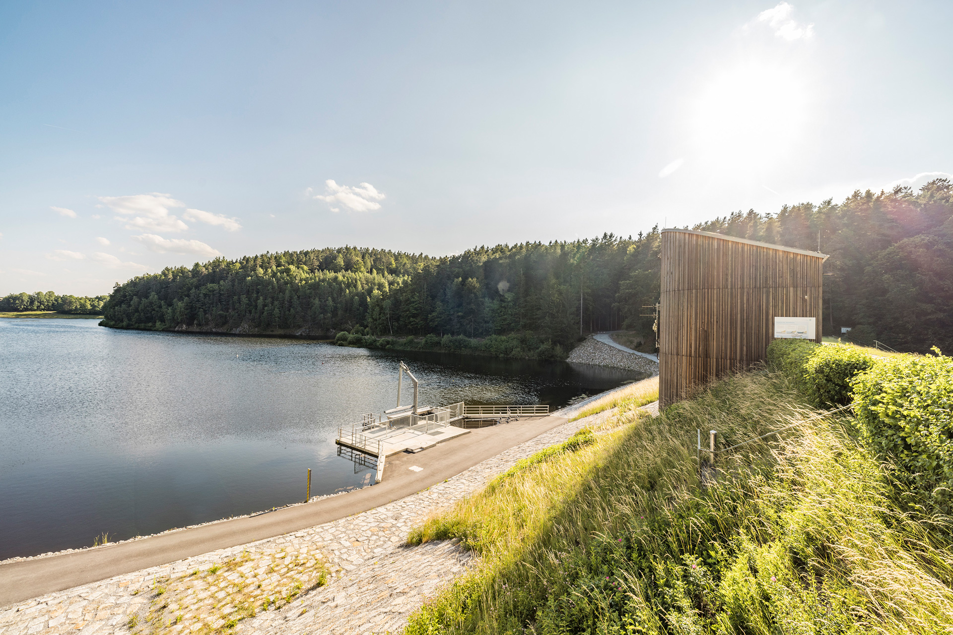 Die Staumauer am Eixendorfer Stausee| &copy; Thomas Kujat